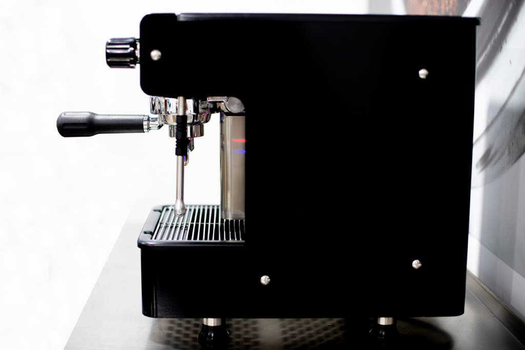 Detalle lateral de la máquina profesional de café espresso Alin de La Rocca en color negro.