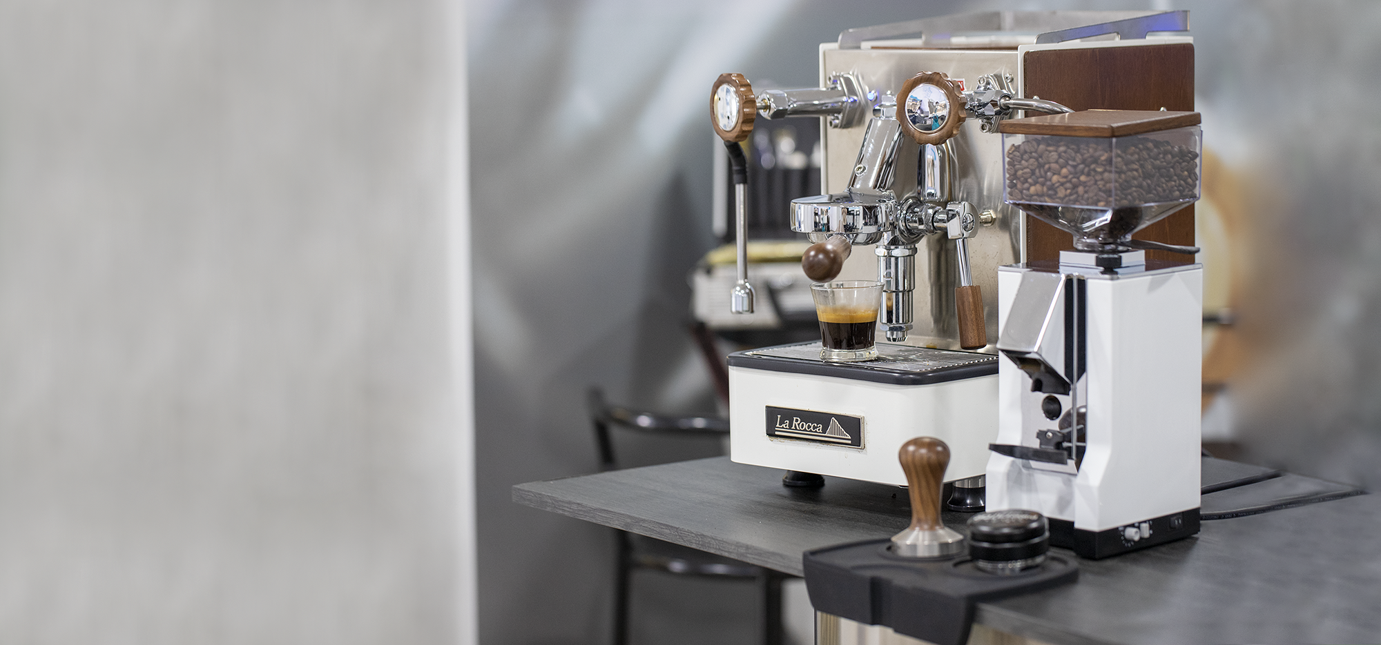 Imagen de la máquina de café La Rocca Retro con un molino La Rocca y taza de café
