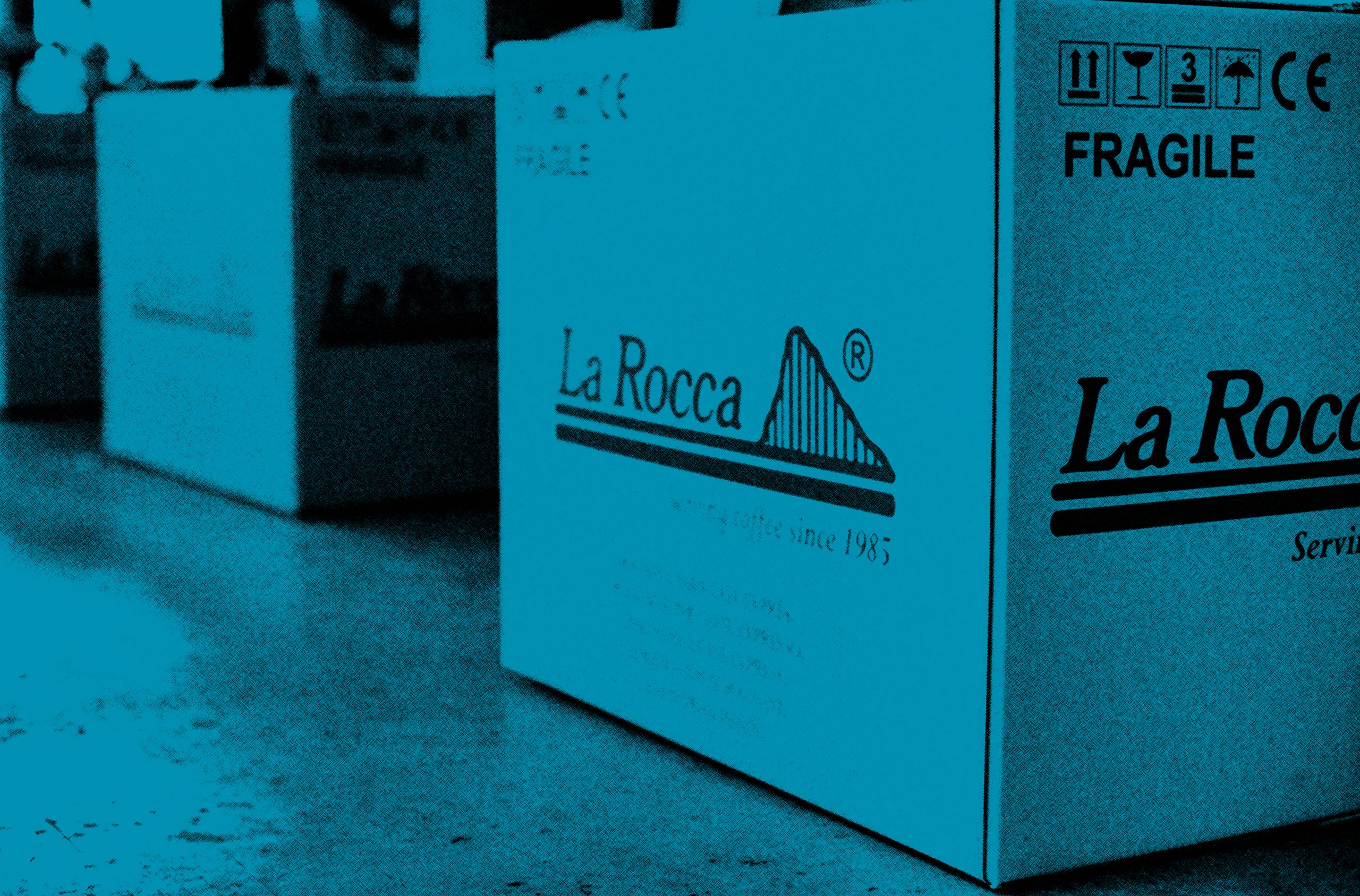 Detalle de unas cajas blancas con el logo de La Rocca