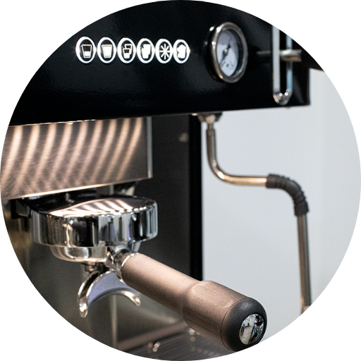Detalle de los botones y portafiltros de la máquina de café Venezia en colore negro