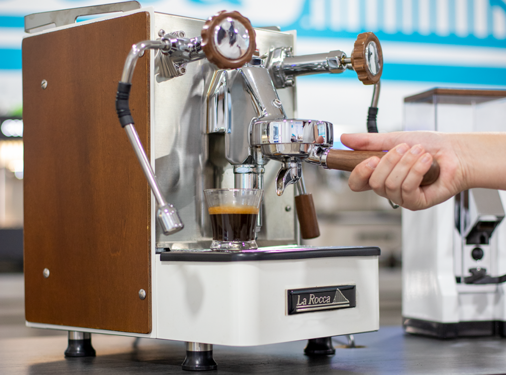 Detalle de la máquina profesional de café de diseño Retro con acabado de madera de La Rocca.