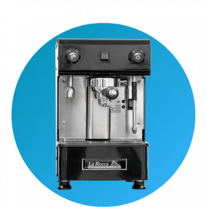 Detalle de frente de la máquina profesional de café espresso Alin de La Rocca encima de un círculo azul en color negro.