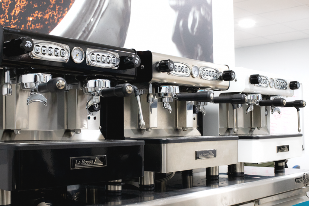 Detalle de las 3 máquinas de café profesionales La Rocca de la serie Java, en color blanco, negro y acero inoxidable.